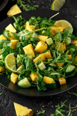 Ananas salatalık salatası vahşi yeşil roka, limon ve zeytin yağı. Sağlıklı sulu gıda
