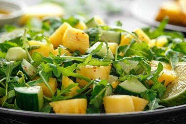 Ananas salatalık salatası vahşi yeşil roka, limon ve zeytin yağı. Sağlıklı sulu gıda