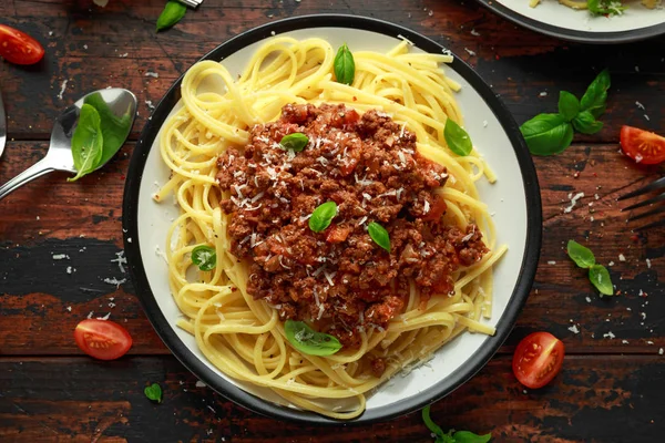 Bolonhesa macarrão italiano com carne bovina, manjericão e queijo parmesão — Fotografia de Stock