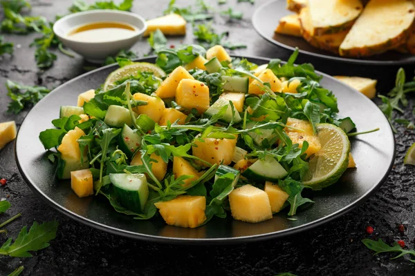Ananas salatalık salatası vahşi yeşil roka, limon ve zeytin yağı. Sağlıklı sulu gıda