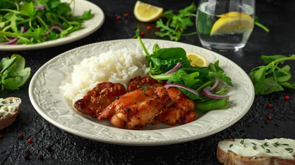 Kavrulmuş kemiksiz derisiz tavuk uyluk pirinç ve yeşil sebze ile karıştırın.