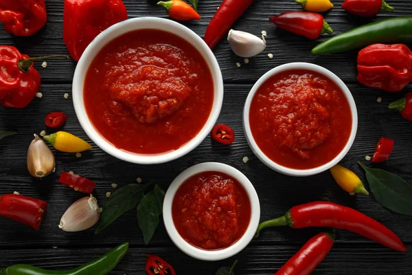 Scharfe Chilisoße mit einer Mischung aus Chilischote, Knoblauch und Tomaten — Stockfoto