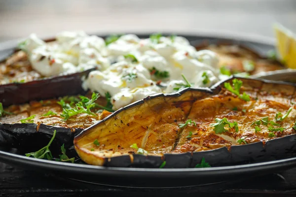 Здоровая вегетарианская печь печеные баклажаны, баклажаны с творожным соусом, петрушка и лимонный клин . — стоковое фото