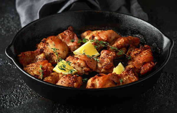 Cuisses de poulet désossées et rôties, sans peau, en vinaigrette au citron et thym, servies dans une poêle en fonte vintage, poêle à frire — Photo