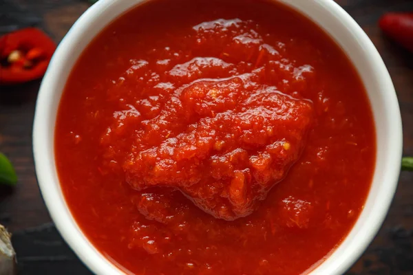 Molho picante de pimenta doce quente com mistura de pimenta, alho e tomate. de perto — Fotografia de Stock