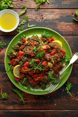 Mercimek salatası közlenmiş kırmızı biber, kabak ve kuru domates, limon. sağlıklı gıda, vejetaryen ve vegan tarzı