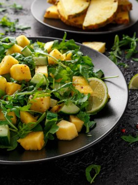 Ananas salatalık salatası vahşi yeşil roka, limon ve zeytin yağı. Sağlıklı sulu gıda