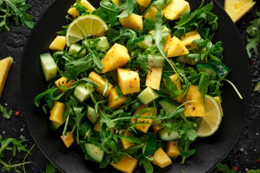 Ananas salatalık salatası vahşi yeşil roka, limon ve zeytin yağı. Sağlıklı sulu gıda