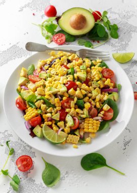 Tatlı Mısır salata domates, avokado, kırmızı soğan, otlar ve kireç