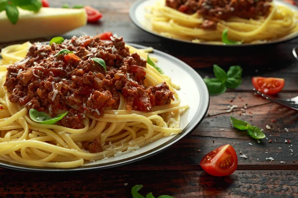 Pastas italianas boloñesas con carne de res, albahaca y queso parmesano — Foto de Stock