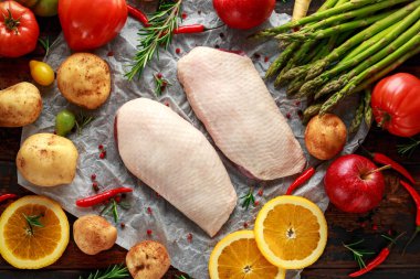 Pişirme kağıdı ile sebze çeşitli üzerinde ham Duck Meme