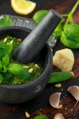 Yeşil fesleğen Pesto parmesan peyniri, çam fıstığı, sarımsak ve limon ile mermer harç içinde.