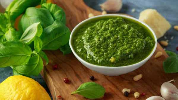 Pesto de albahaca verde con queso parmesano, piñones, ajo y limón . —  Fotos de Stock