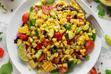 Tatlı Mısır salata domates, avokado, kırmızı soğan, otlar ve kireç