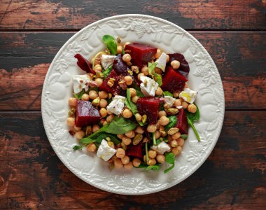 Nohut, fıstık fındık, rustik ahşap arka plan üzerinde beyaz peynir ile sağlıklı pancar salatası