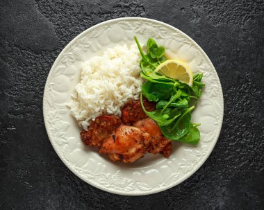 Kavrulmuş kemiksiz derisiz tavuk uyluk pirinç ve yeşil sebze ile karıştırın