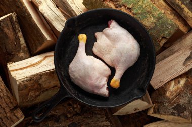 Ham ördek bacaklar fileto rustik dökme demir tavada tava. odun üzerinde.