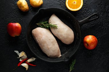 Ham ördek brest fileto rustik dökme demir tava üzerinde tava
