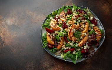 Pişmiş ve taze rendelenmiş pancar, mavi peynir, ceviz rustik masa üzerinde ızgara ayva salatası