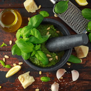 Yeşil fesleğen Pesto parmesan peyniri, çam fıstığı, sarımsak ve limon ile mermer harç içinde.