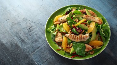 Izgara tavuk turuncu ve avokado salatası ile