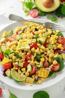 Tatlı Mısır salata domates, avokado, kırmızı soğan, otlar ve kireç