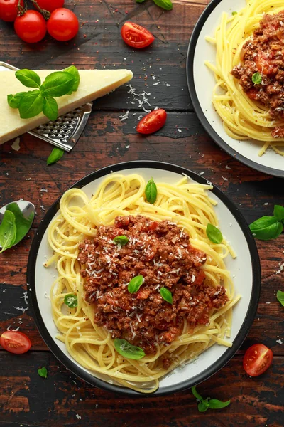 Pastas italianas boloñesas con carne de res, albahaca y queso parmesano —  Fotos de Stock