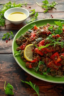 Mercimek salatası közlenmiş kırmızı biber, kabak ve kuru domates, limon. sağlıklı gıda, vejetaryen ve vegan tarzı