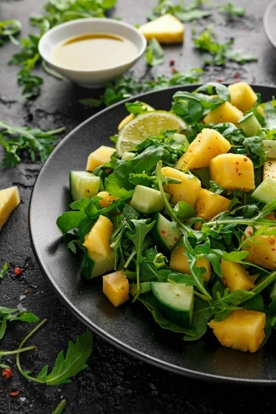 Ананасовий огірковий салат з дикою зеленою ракетою, лаймом та оливковою олією. Здорова соковита їжа — стокове фото