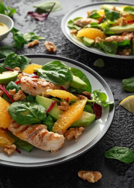 Rustik arka planda turuncu ve avokado salata Izgara tavuk