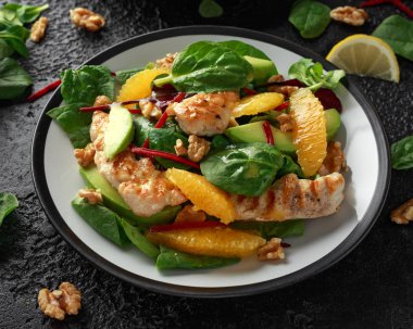 Rustik arka planda turuncu ve avokado salata Izgara tavuk