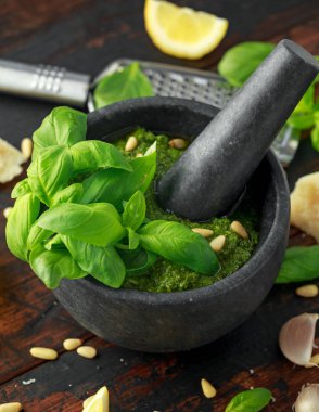 Yeşil fesleğen Pesto parmesan peyniri, çam fıstığı, sarımsak ve limon ile mermer harç içinde.