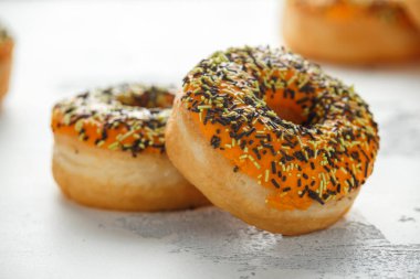 Turuncu Donut ile sprinkles beyaz arka plan üzerinde.