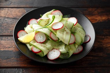 Taze salatalık, turp salatası tuz, biber ve limon ile