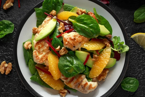 Pollo alla griglia con insalata di arancia e avocado su sfondo rustico — Foto Stock