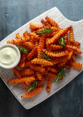 Pişmiş Balkabagi deniz tuzu ve biberiye ile patates kızartması. Beyaz ahşap tahta üzerinde kabak cips.