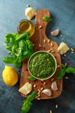 Yeşil fesleğen Pesto parmesan peyniri, çam fıstığı, sarımsak ve limon ahşap tahta üzerinde