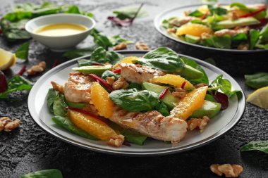 Rustik arka planda turuncu ve avokado salata Izgara tavuk