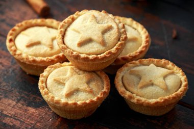 İngiliz Noel kıymalı börek yeşil Noel arka plana sahip