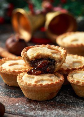 İngiliz Noel kıymalı börek dekorasyon, hediyeler, ahşap rustik masa üzerinde yeşil ağaç dalı ile