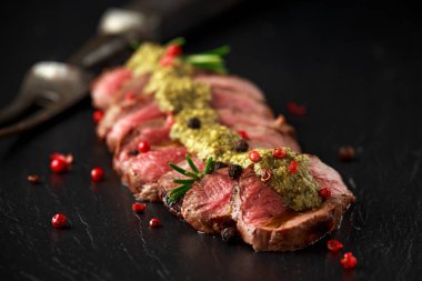 Orta nadir geyik eti biftek yeşil pesto sos ve biber ile