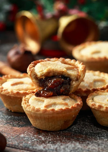 İngiliz Noel kıymalı börek dekorasyon, hediyeler, ahşap rustik masa üzerinde yeşil ağaç dalı ile