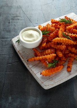 Pişmiş Balkabagi deniz tuzu ve biberiye ile patates kızartması. Beyaz ahşap tahta üzerinde kabak cips.