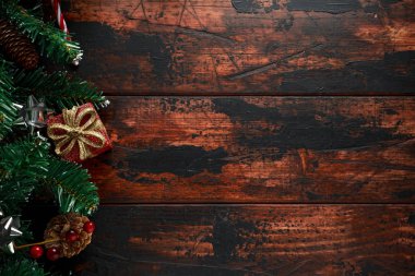 Çam ağacı ve rustik ahşap masa dekorasyon Noel arka plan