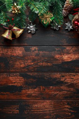 Çam ağacı ve rustik ahşap masa dekorasyon Noel arka plan