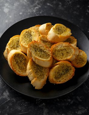 Taze sarımsak ekmek ekmek, ekmek siyah plaka üzerinde