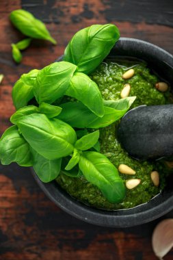 Yeşil fesleğen Pesto çam fıstığı ve sarımsak ile mermer harç içinde
