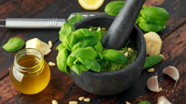 Yeşil fesleğen Pesto parmesan peyniri, çam fıstığı, sarımsak ve limon ile mermer harç içinde.
