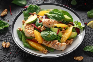 Rustik arka planda turuncu ve avokado salata Izgara tavuk