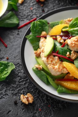 Rustik arka planda turuncu ve avokado salata Izgara tavuk